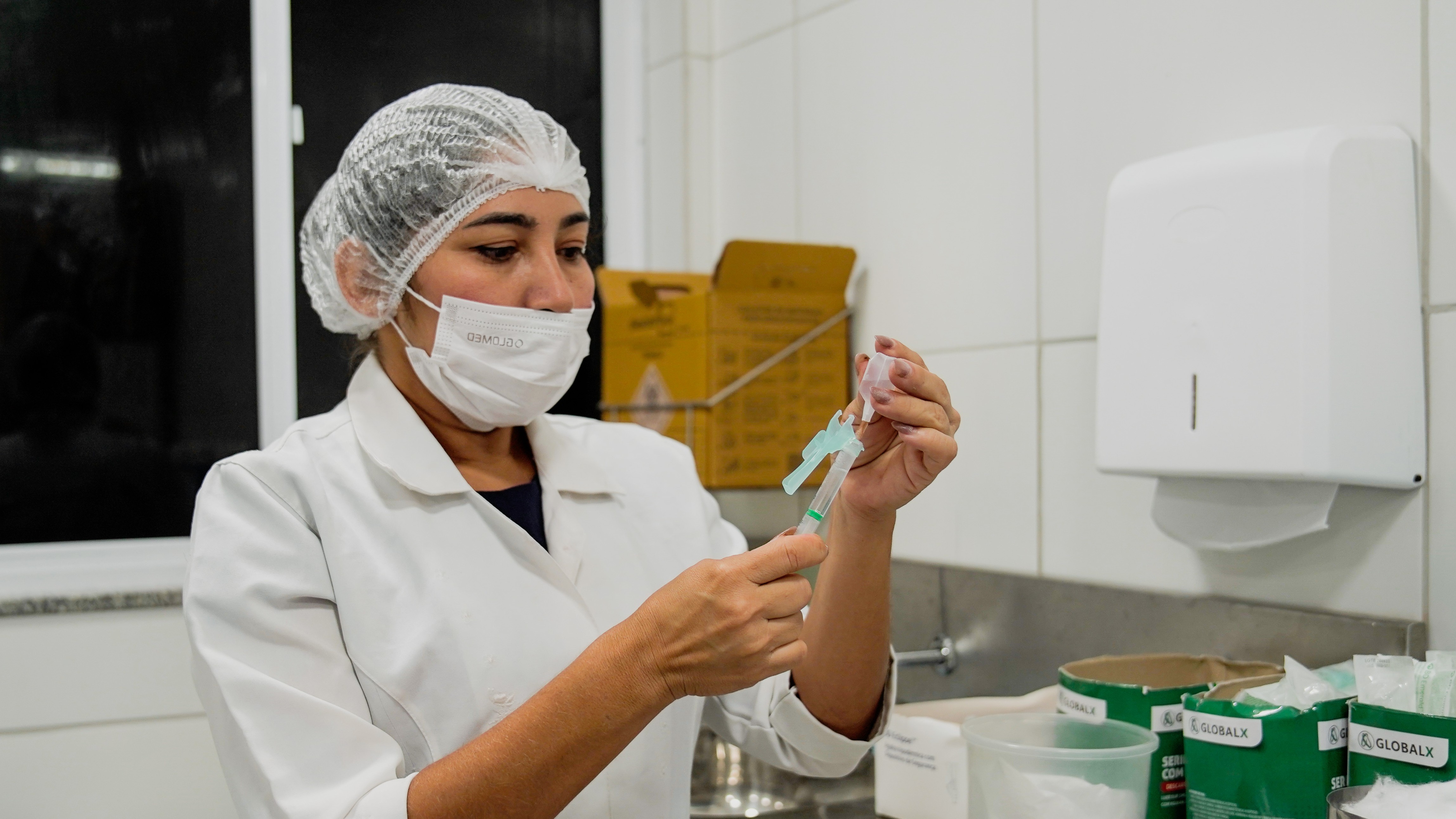 enfermeira preparando vacina